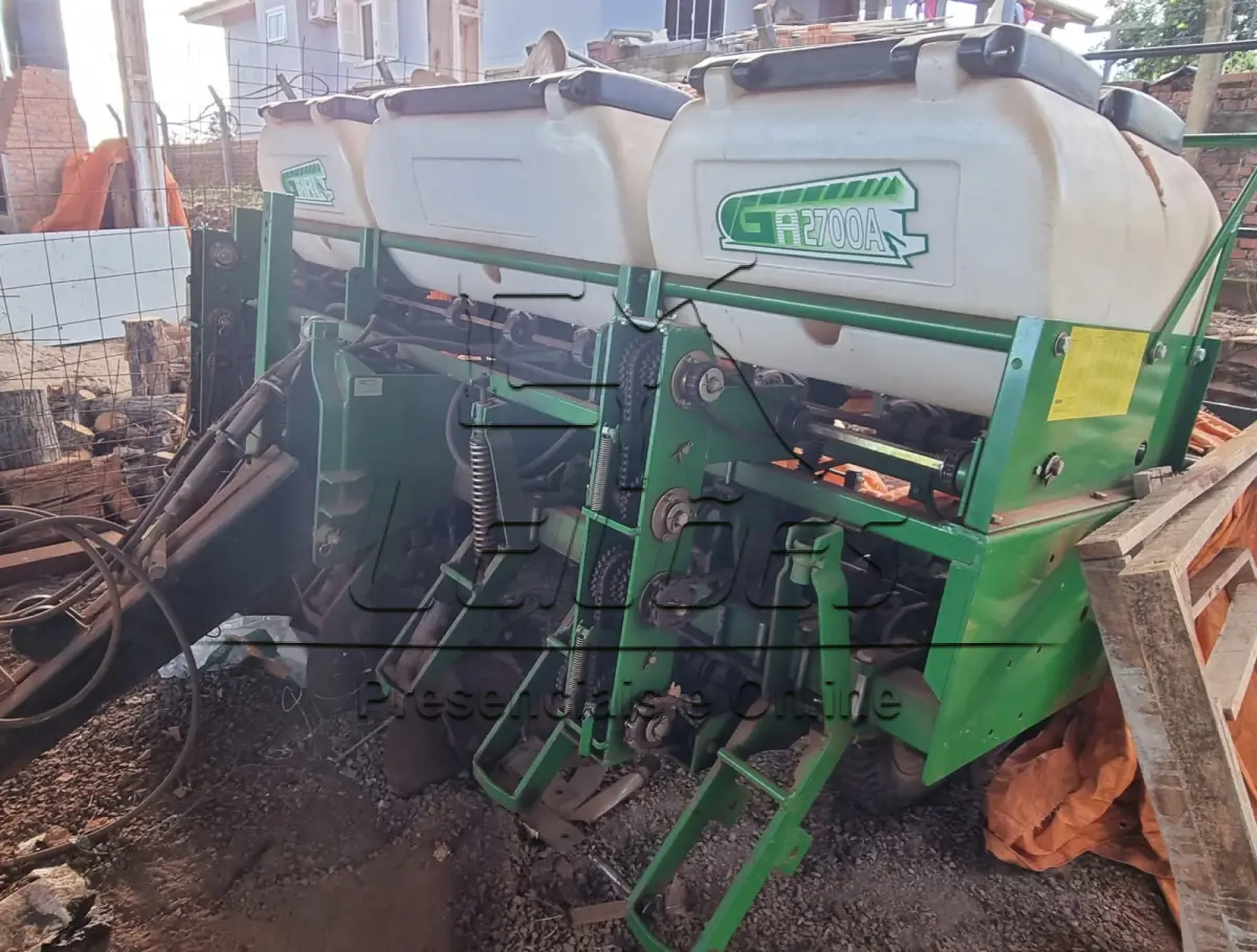 LOTE 04 - Plantadora Adubadora Plantio Direto da marca Gihal, modelo GA 2700A, de arrasto, série 305, 2016
