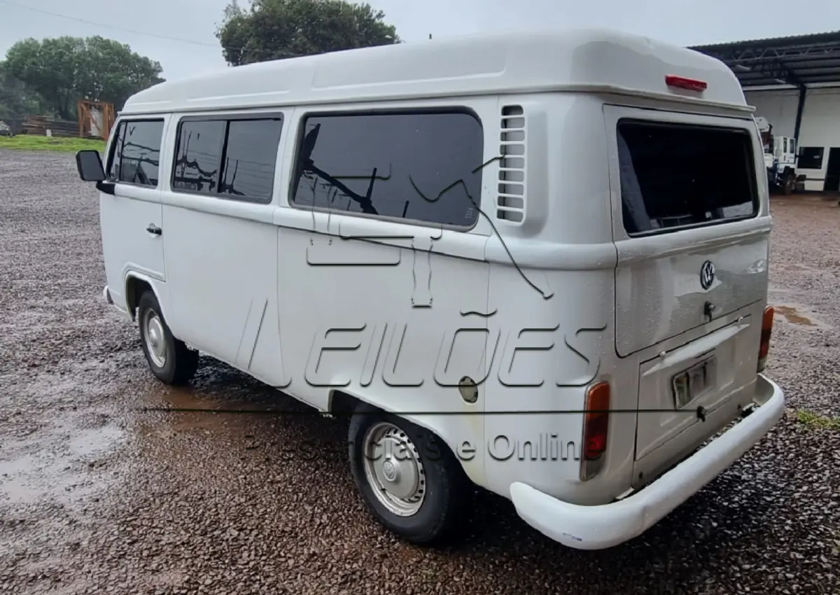 LOTE 04 - Camioneta VW/Kombi Flex, branca, ano/modelo 2011/2011, completa. Direção elétrica e com câmbio americano.