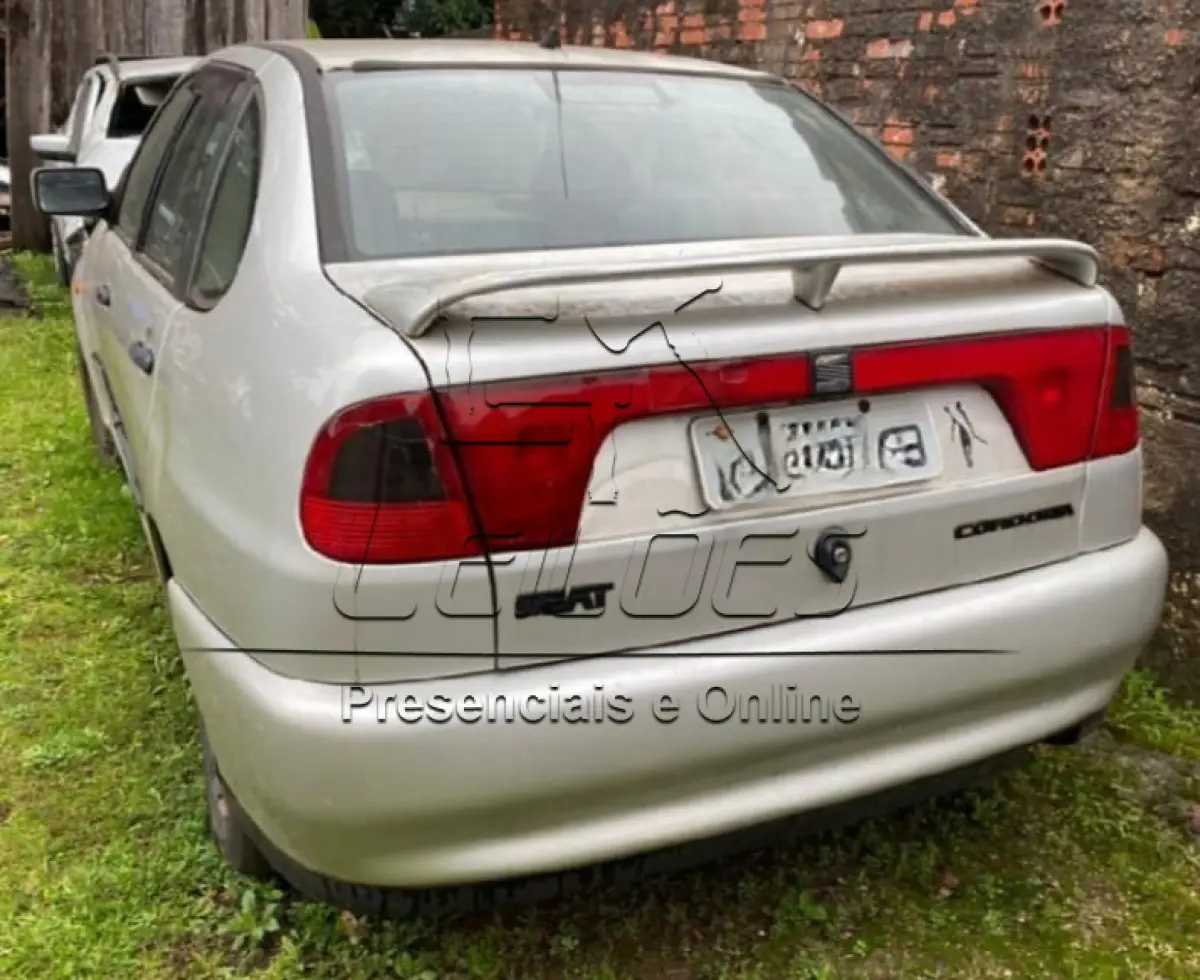 LOTE 005 - Automóvel IMP/SEAT CORDOBA SXE, ano/modelo 1999/1999, cor cinza
