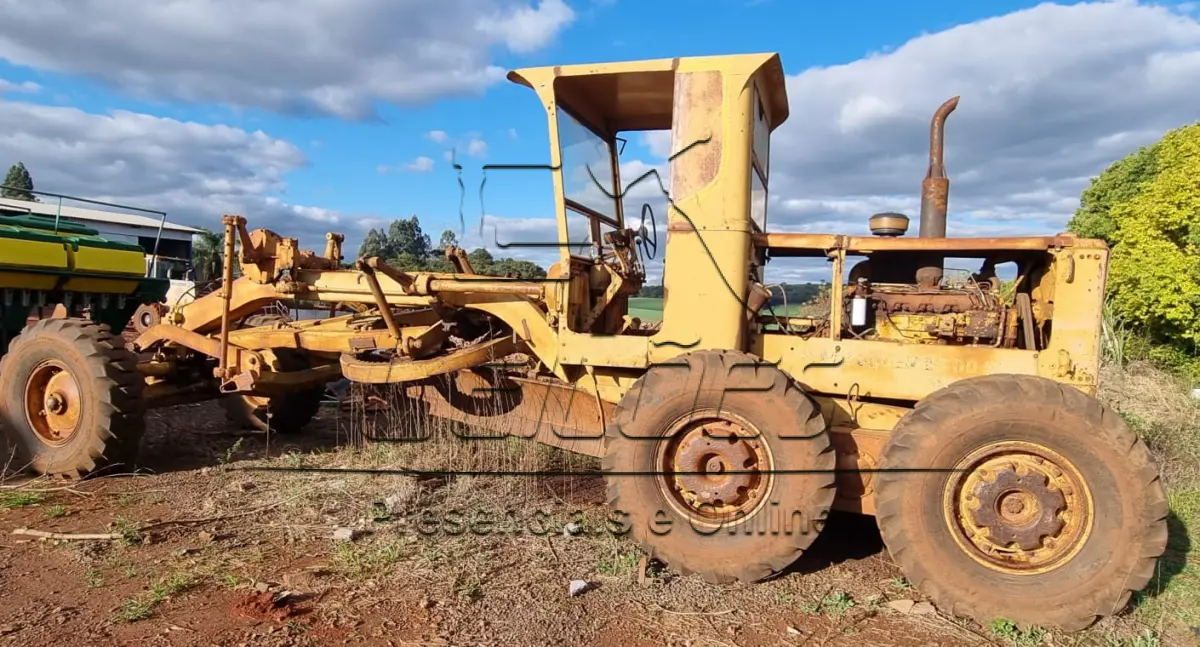 LOTE 02 - Motoniveladora Caterpillar, modelo 120-B, no estado em que se encontra