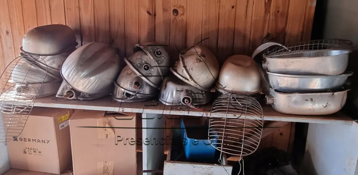 LOTE 08 - Equipamentos de iluminação pública usados, lâmpadas de mercúrio e vapor metálico, reatores externos, luminárias abertas de alumínio com tela antivandalismo e braço de suporte de luminárias, no estado em que se encontram