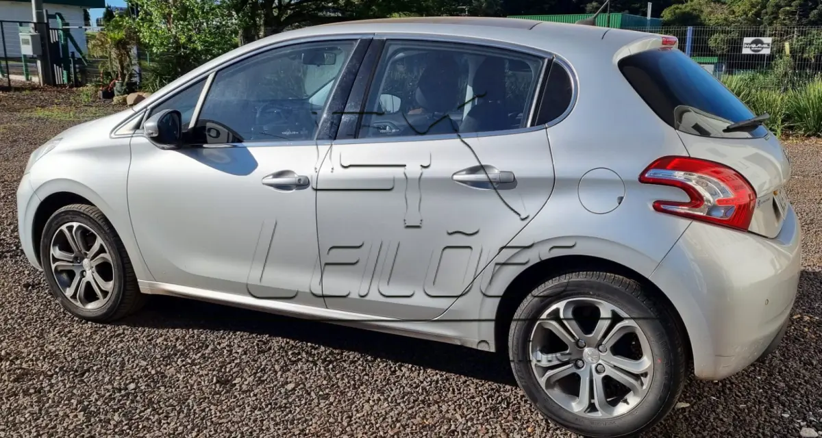 LOTE 01 - Peugeot 208 Griffe 1.6, flex, 2016, cor prata.