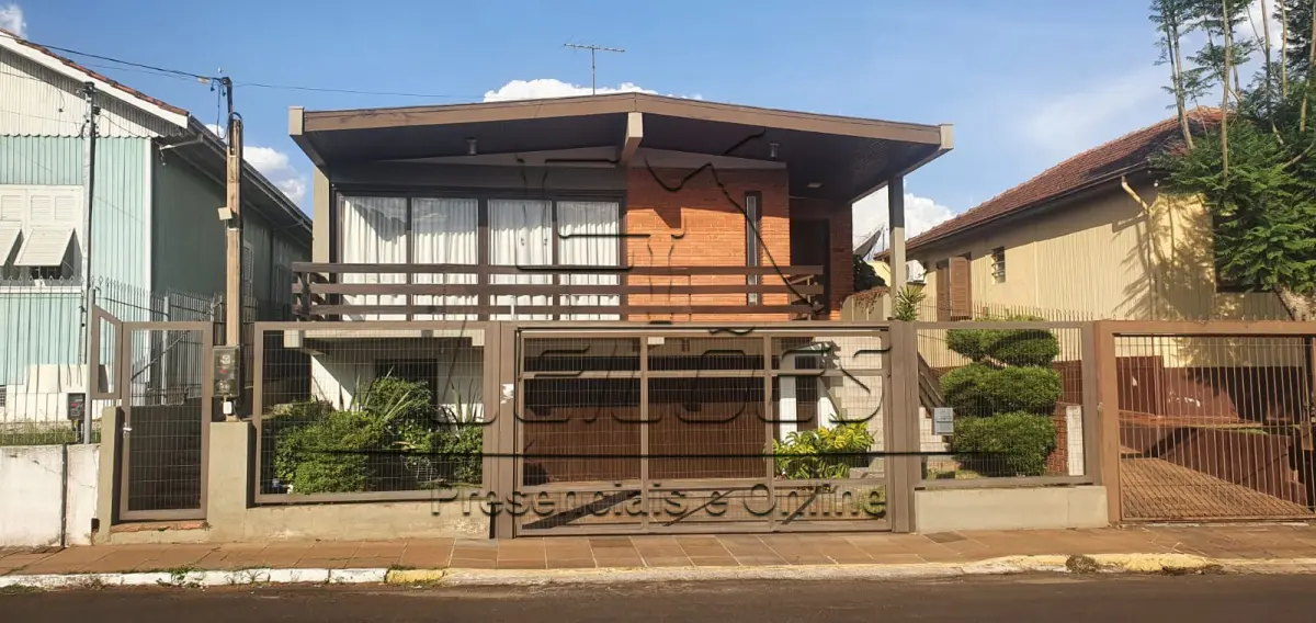 LOTE 01 - Terreno com casa na Rua XV de Novembro, Centro de Carazinho. Matrícula nº 1.424 do livro 2-RG do Registro de Imóveis de Carazinho.