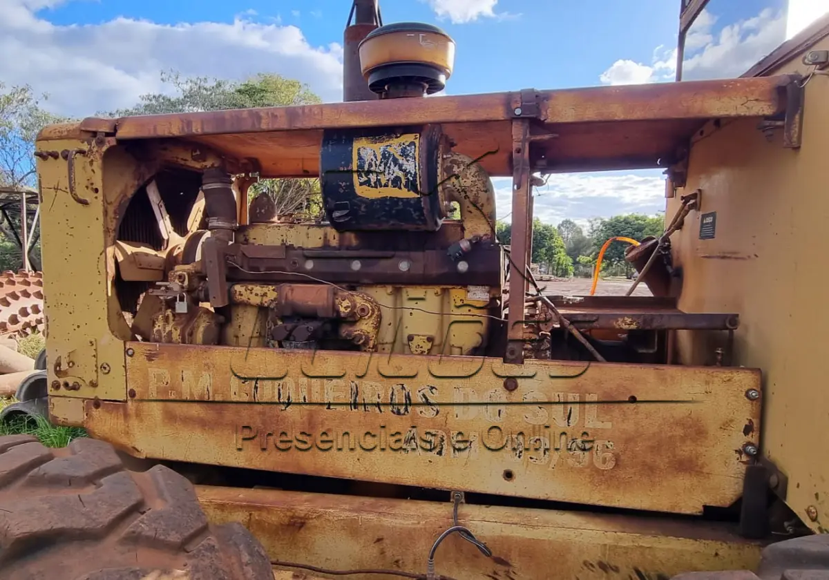 LOTE 02 - Motoniveladora Caterpillar, modelo 120-B, no estado em que se encontra