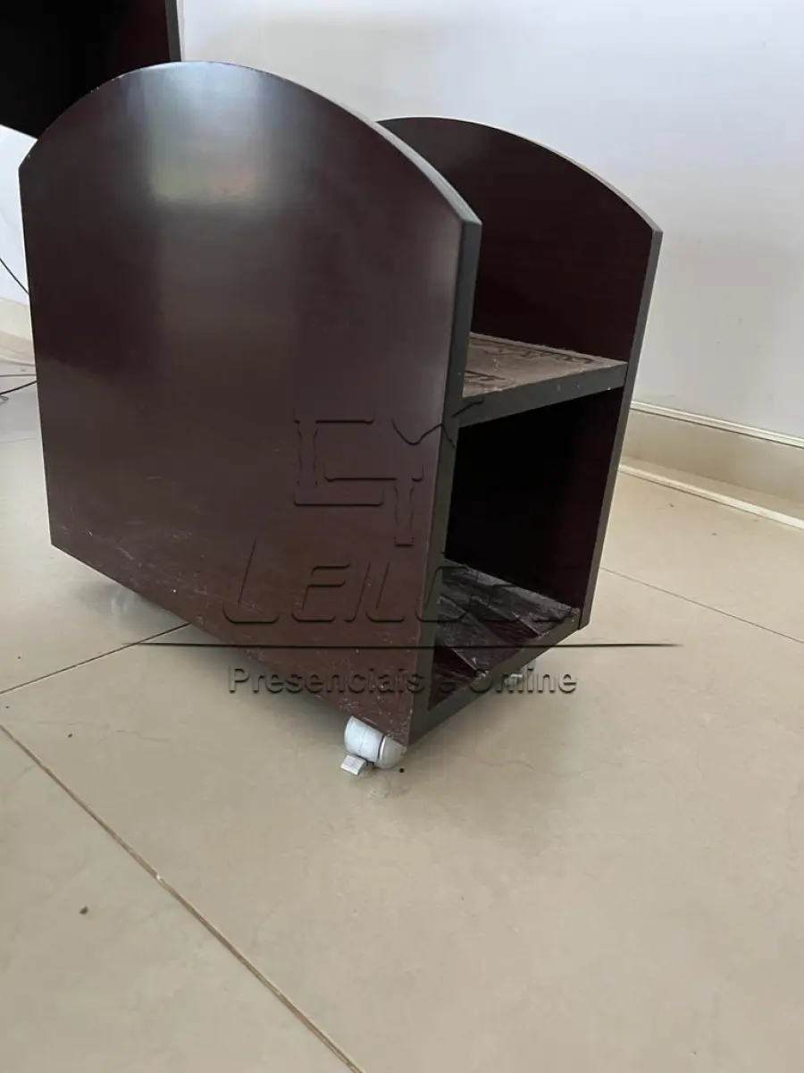 LOTE ÚNICO - Lote com diversos móveis para escritório (mesas para escritório, sendo uma em “L” e outra simples, uma mesa de apoio, um balcão com duas portas, uma estante, um porta CPU, um gaveteiro, duas cadeiras estofadas altas e giratórias, cinco cadeiras estofadas fixas) e uma impressora jato de tinta HP Officejet Pro X476dw MFP, em estado de nova.