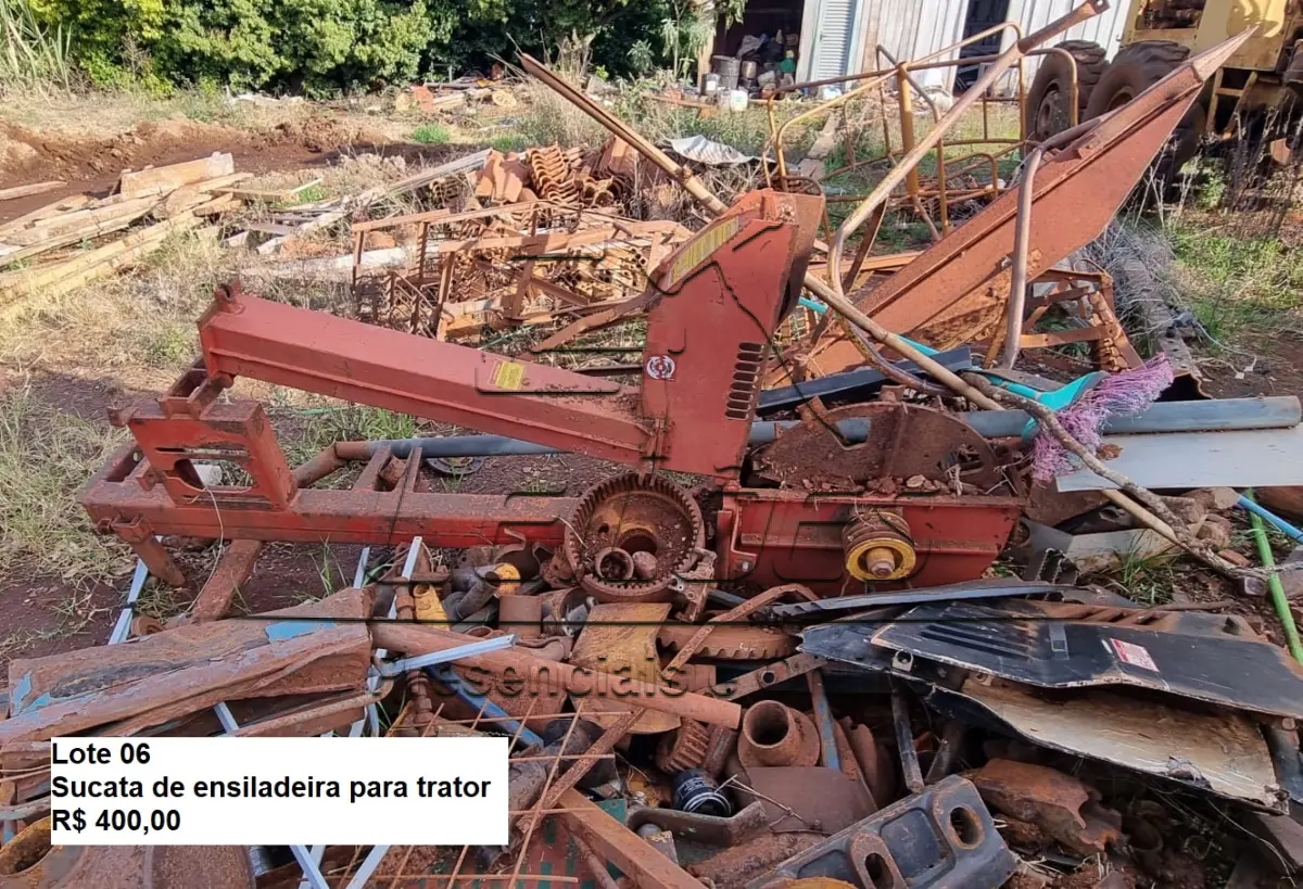 LOTE 06 - Sucata - Ensiladeira para trator