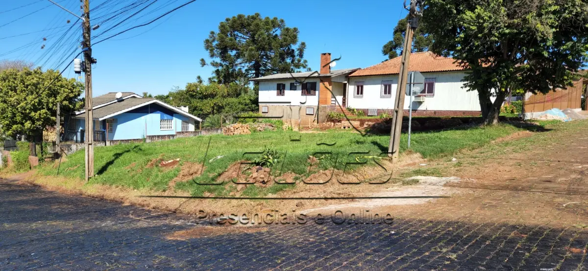 LOTE 001 - Um terreno urbano com a área de 551,45m², situado na Rua Pedro Vargas, esquina com a Rua David Canabarro, nesta cidade, lote 06 da quadra 21. Imóvel objeto da matrícula nº 16.251 do livro 2-RG do Ofício de Registro de Imóveis de Carazinho/RS.