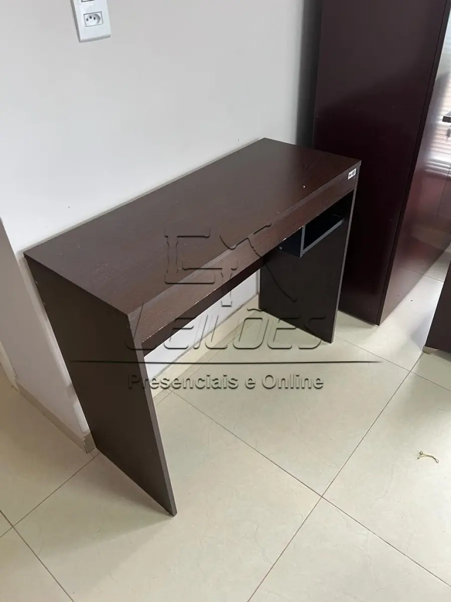 LOTE ÚNICO - Lote com diversos móveis para escritório (mesas para escritório, sendo uma em “L” e outra simples, uma mesa de apoio, um balcão com duas portas, uma estante, um porta CPU, um gaveteiro, duas cadeiras estofadas altas e giratórias, cinco cadeiras estofadas fixas) e uma impressora jato de tinta HP Officejet Pro X476dw MFP, em estado de nova.