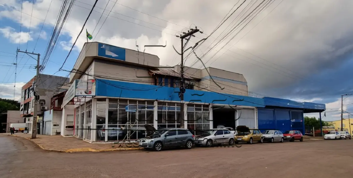 LOTE c 01 - Direitos e ações sobre a fração térrea do prédio (897,66m²) e fração de terreno (1.139,34m²) situado na Avenida Flores da Cunha, 4586, Bairro Borghetti, Carazinho. Matrícula nº 16894 do livro 2-RG do Registro de Imóveis de Carazinho.