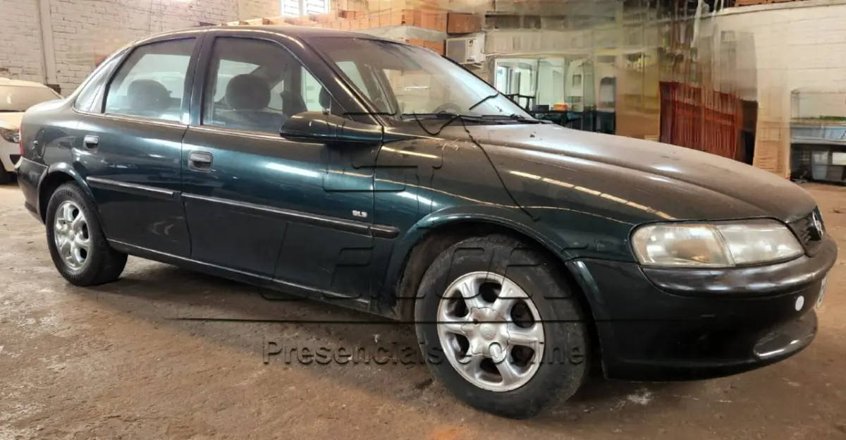 LOTE 001 - Automóvel GM/VECTRA GLS, ano/modelo 1997/1997, cor verde, à gasolina