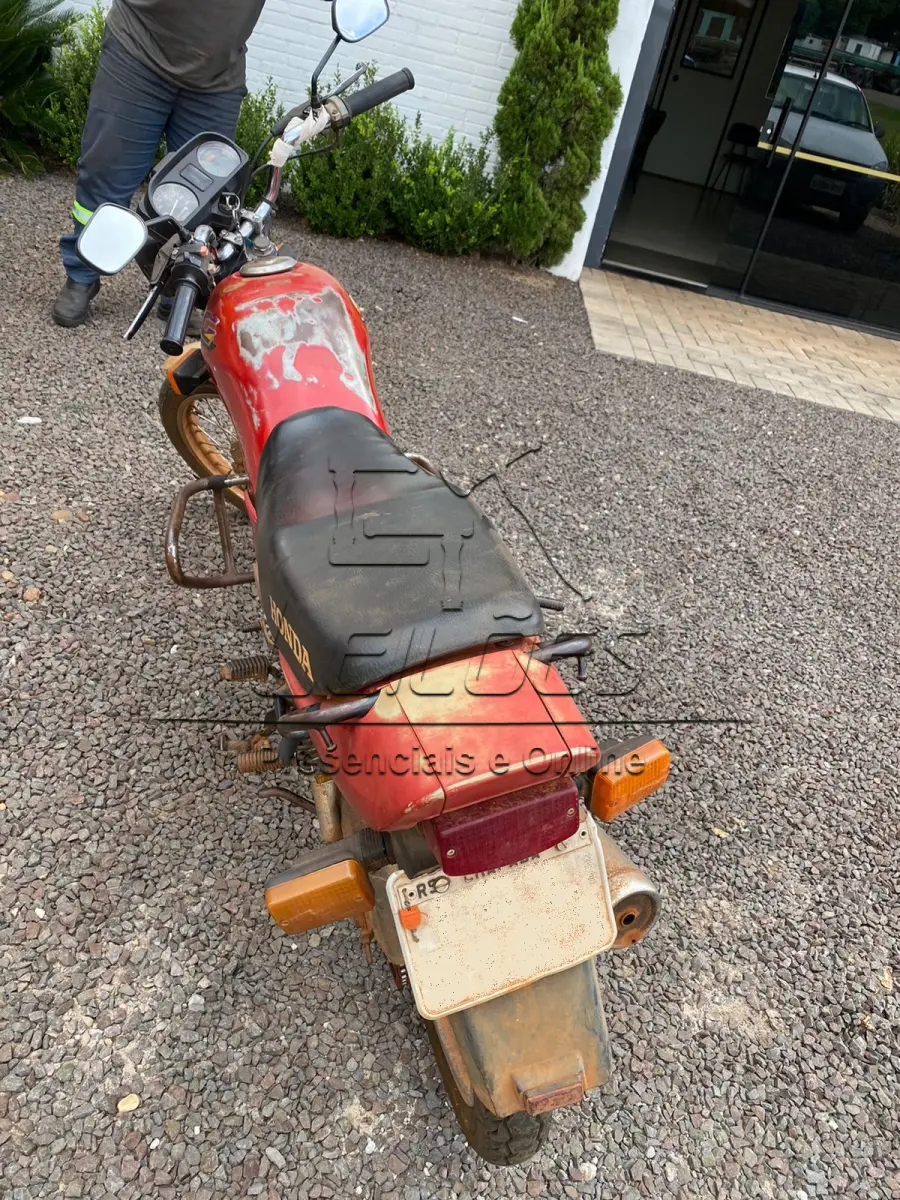 LOTE 05 - Motocicleta Honda Titan 125, ano/modelo 1997/1997, cor vermelha.