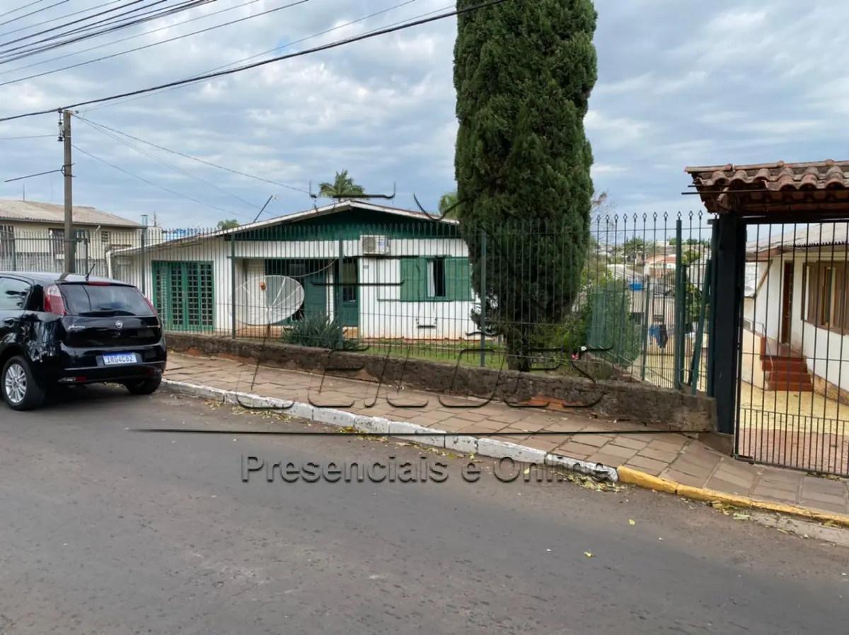 LOTE 03 - Terreno na Rua Silva Jardim com uma casa de madeira, distante 52m da Rua Antônio Vargas, Carazinho/RS. Matrícula nº 5.304 do livro 2-RG do Registro de Imóveis de Carazinho.