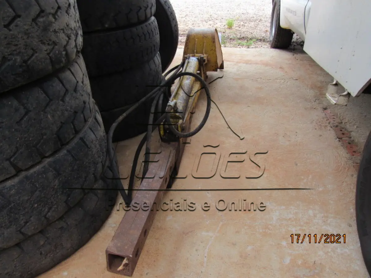 LOTE 09 - 01 braço hidráulico com garra