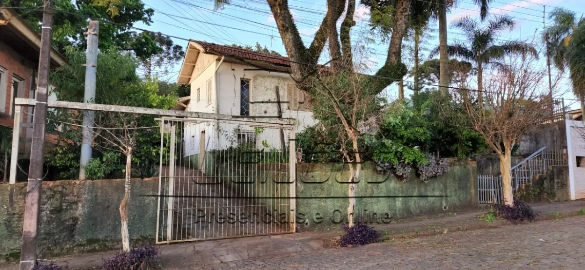 LOTE C-003 - Um terreno urbano com a área de 986,28m², situado no lado ímpar da Rua Santos Dumont, nesta cidade, lote 21 da quadra 09 no setor 02, com uma casa residencial mista com a área de aprox. 250m². Imóvel objeto da matrícula nº 6.621 do livro 2-RG do Ofício de Registro de Imóveis de Carazinho/RS.