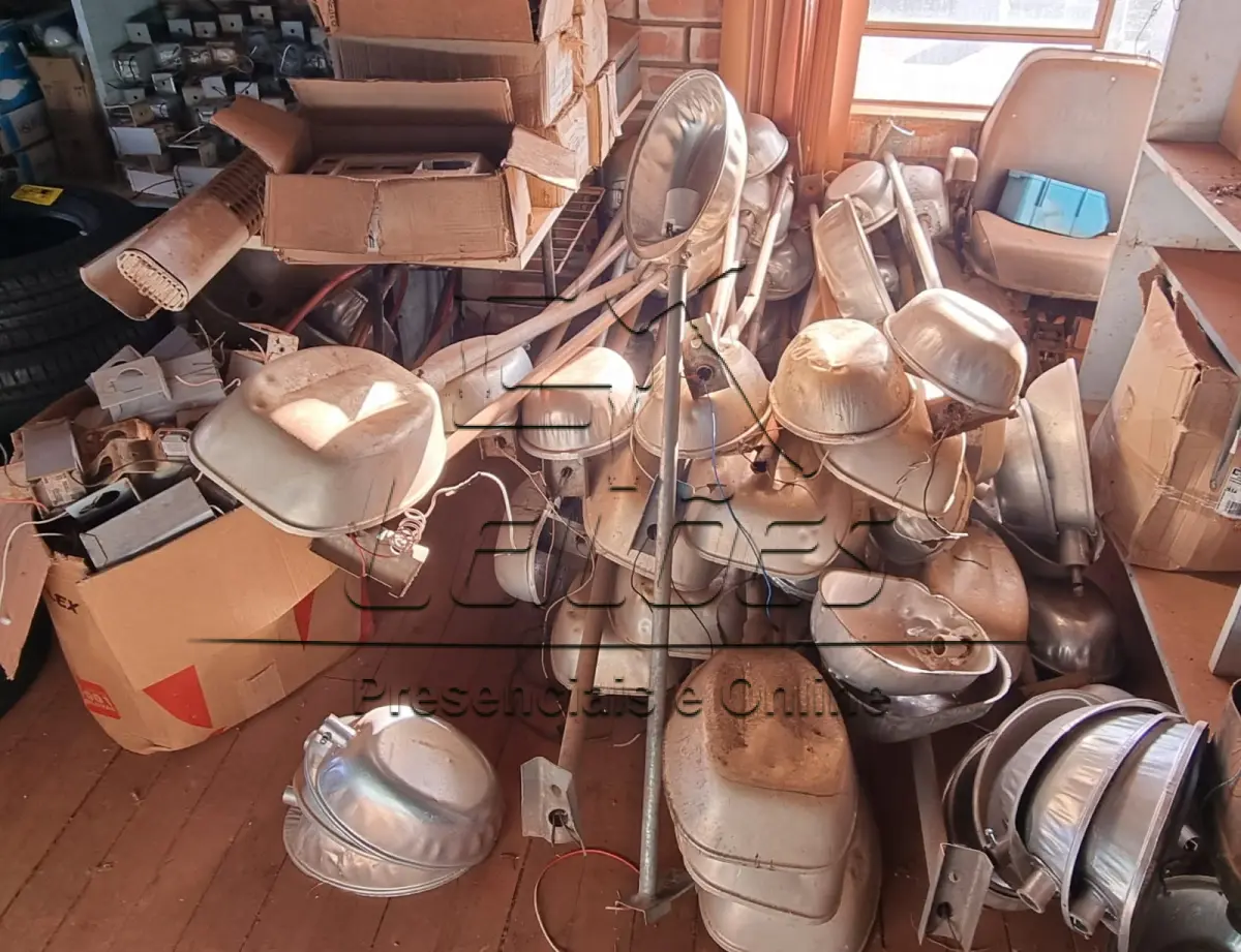 LOTE 08 - Equipamentos de iluminação pública usados, lâmpadas de mercúrio e vapor metálico, reatores externos, luminárias abertas de alumínio com tela antivandalismo e braço de suporte de luminárias, no estado em que se encontram
