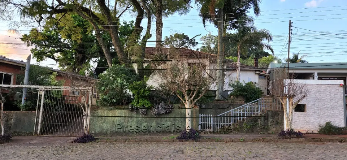 LOTE C-003 - Um terreno urbano com a área de 986,28m², situado no lado ímpar da Rua Santos Dumont, nesta cidade, lote 21 da quadra 09 no setor 02, com uma casa residencial mista com a área de aprox. 250m². Imóvel objeto da matrícula nº 6.621 do livro 2-RG do Ofício de Registro de Imóveis de Carazinho/RS.