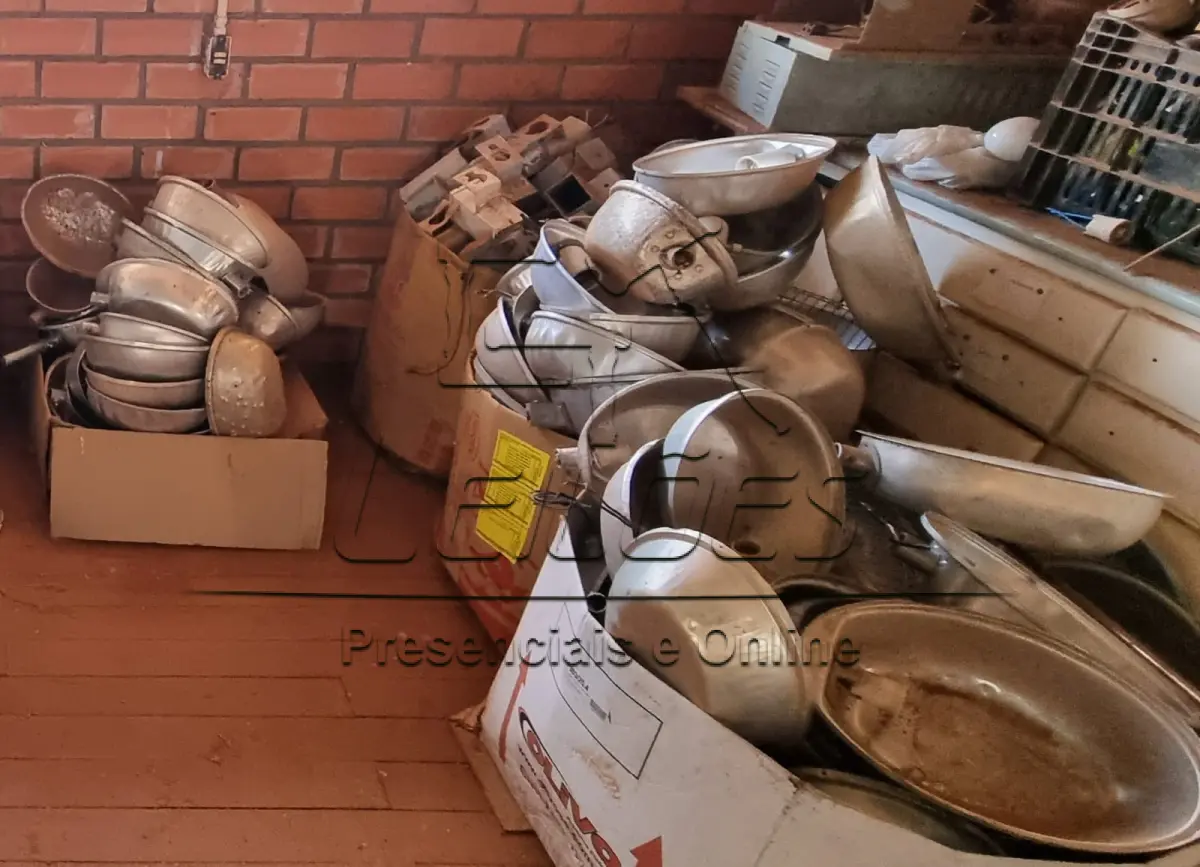 LOTE 08 - Equipamentos de iluminação pública usados, lâmpadas de mercúrio e vapor metálico, reatores externos, luminárias abertas de alumínio com tela antivandalismo e braço de suporte de luminárias, no estado em que se encontram