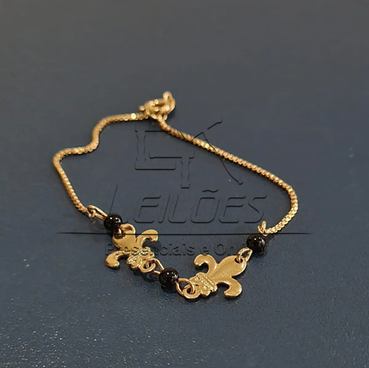 LOTE 01d - 01 (uma) pulseira com enfeites (bijuteria)