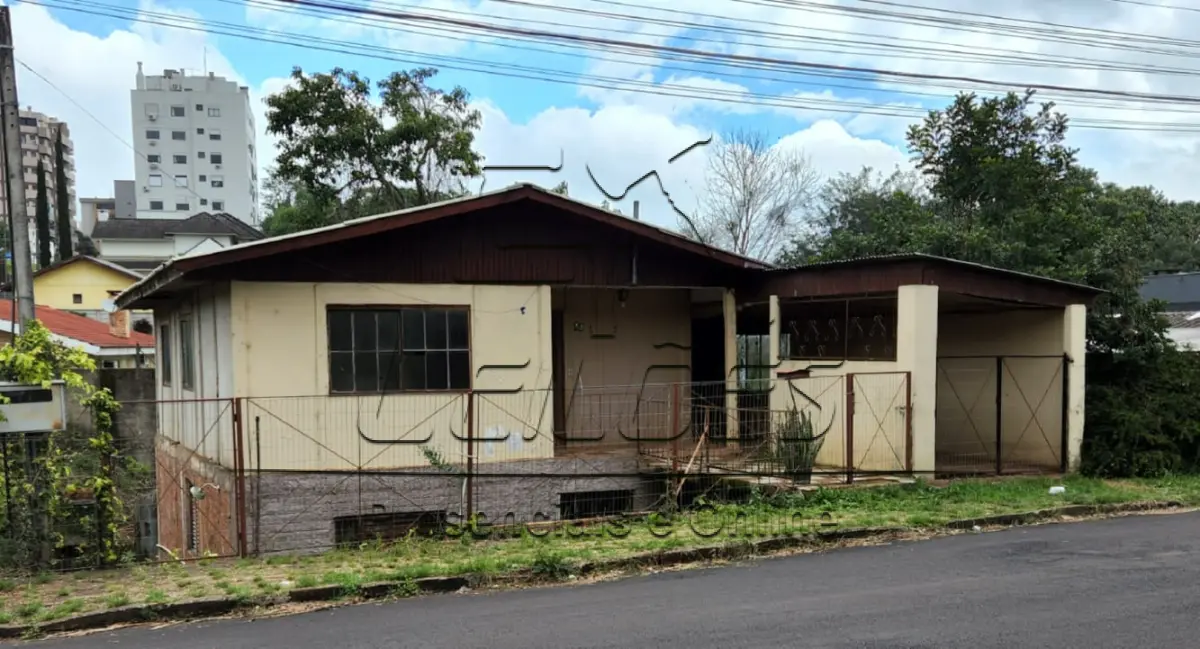 LOTE 002 - Um terreno urbano com a área de 260,00m², medindo 13m de frente por 20m de frente a fundos, situado no lado par da Rua Tiradentes, lote 24 da quadra 49 no setor 05. Imóvel objeto da matrícula nº 16.816 do livro 2-RG do Registro de Imóveis de Carazinho/RS.