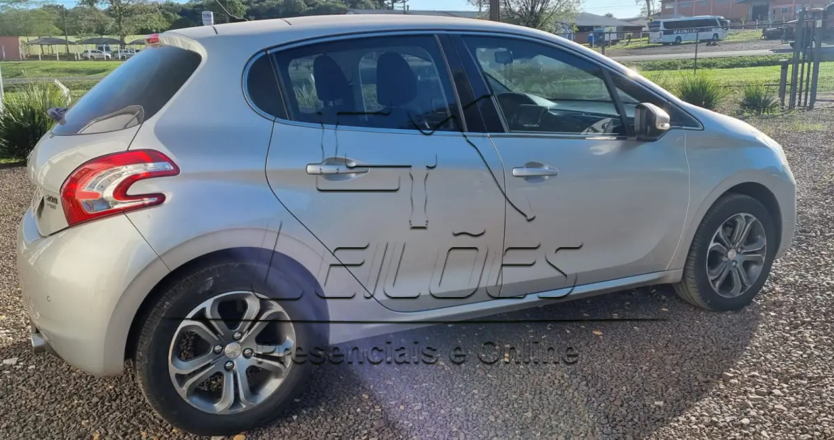 LOTE 01 - Peugeot 208 Griffe 1.6, flex, 2016, cor prata.