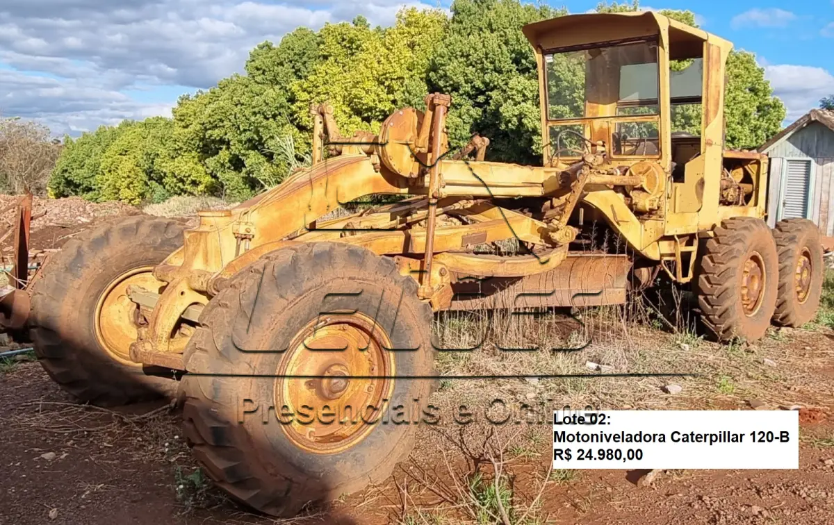 LOTE 02 - Motoniveladora Caterpillar, modelo 120-B, no estado em que se encontra