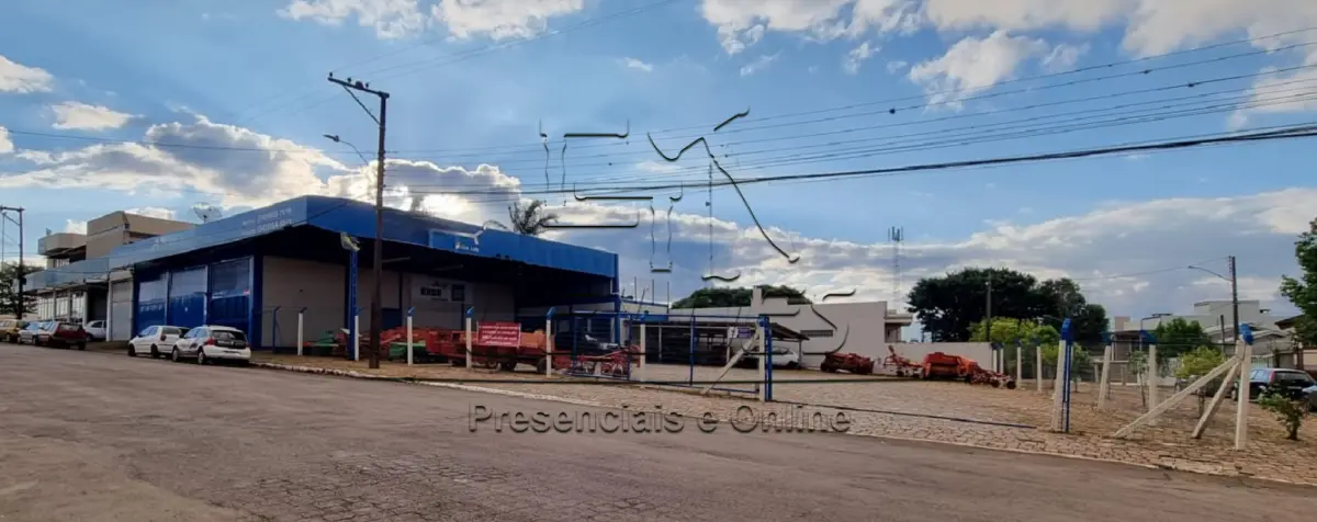 LOTE c 01 - Direitos e ações sobre a fração térrea do prédio (897,66m²) e fração de terreno (1.139,34m²) situado na Avenida Flores da Cunha, 4586, Bairro Borghetti, Carazinho. Matrícula nº 16894 do livro 2-RG do Registro de Imóveis de Carazinho.