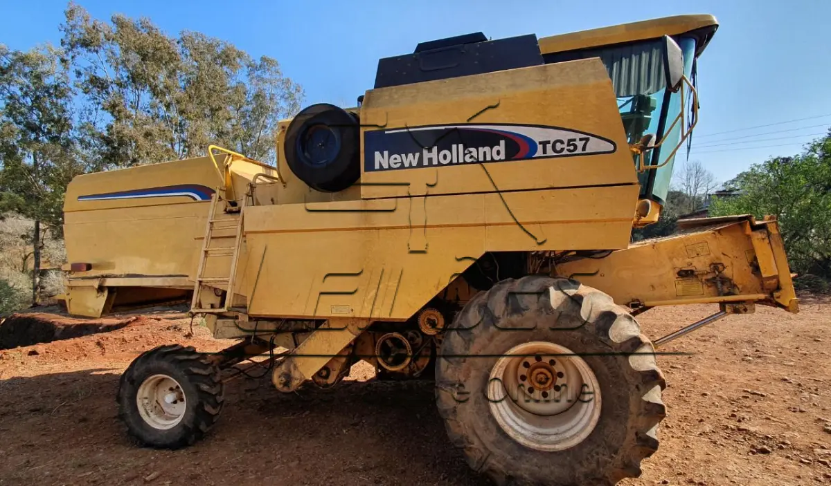 LOTE 09 - Colheitadeira New Holland 2003/2004, 19 pés