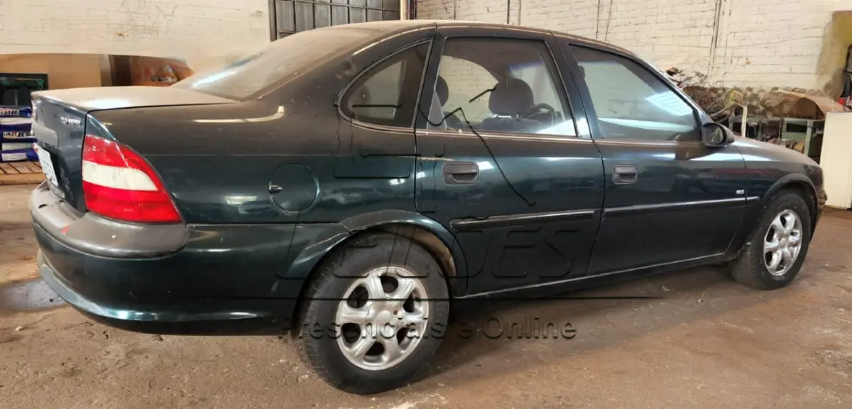 LOTE 001 - Automóvel GM/VECTRA GLS, ano/modelo 1997/1997, cor verde, à gasolina