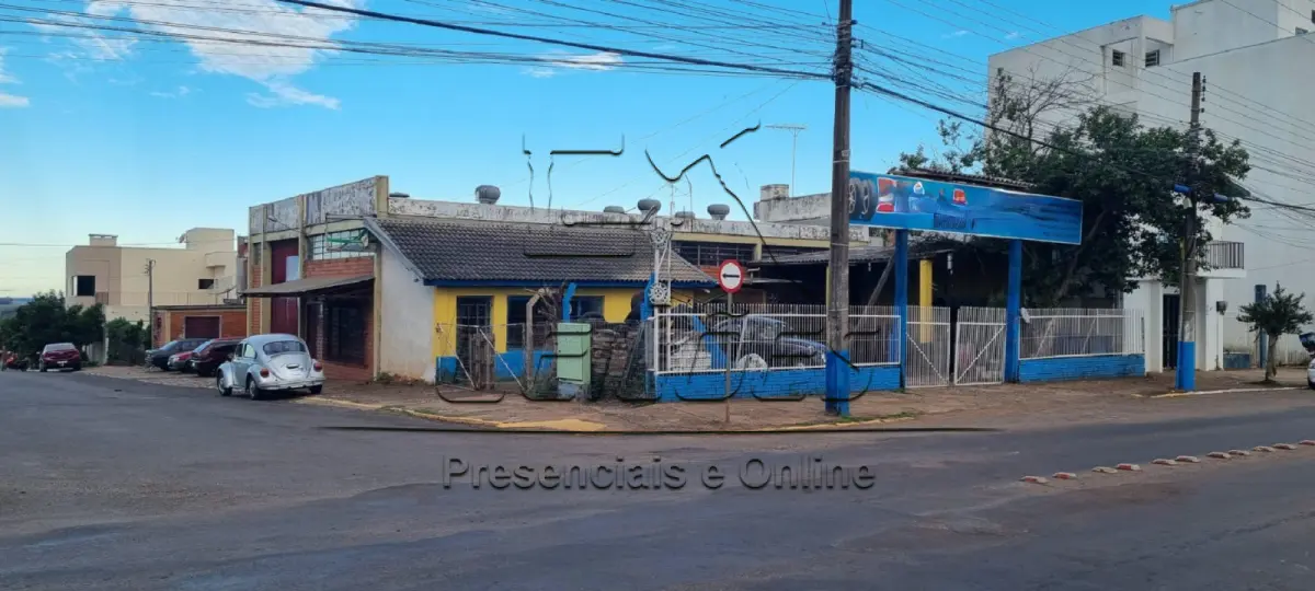LOTE 000 - Um terreno na Avenida Flores da Cunha, com a área de 743,78m², com dois prédios em alvenaria com a área total de 496,60m². Imóvel objeto da matrícula nº 33.445 do Registro de Imóveis de Carazinho