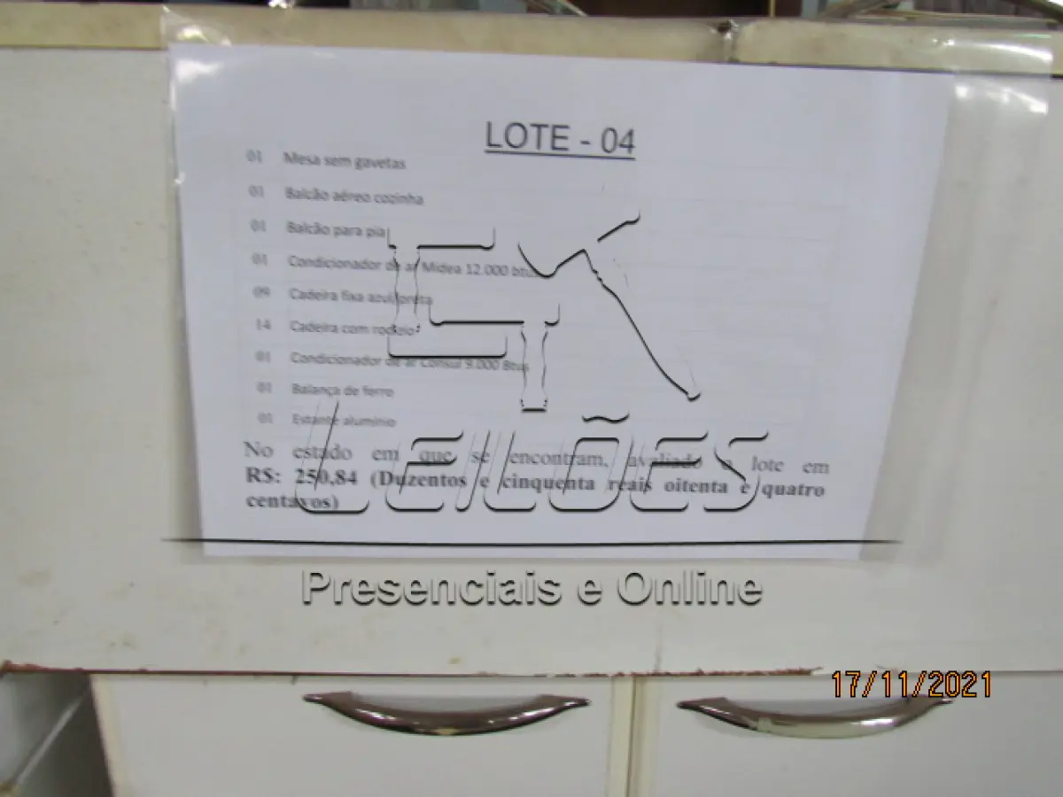 LOTE 04 - Móveis diversos