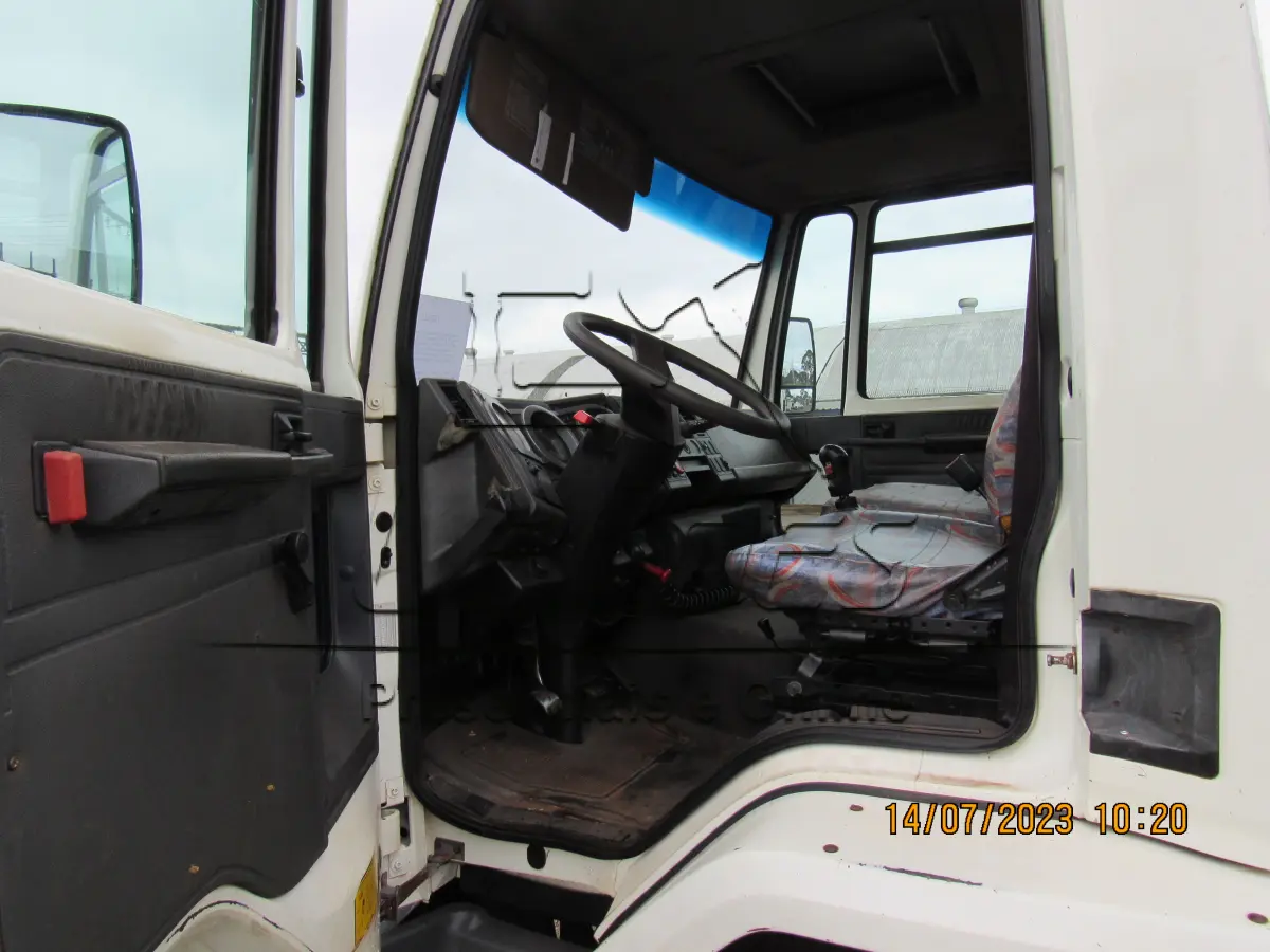 LOTE 001 - Caminhão Ford Cargo 1317 E, ano/modelo 2007/2007, cor branca, com cabine auxiliar, equipado com guindaste da marca Argos modelo AGI 16.5, com cesto aéreo e com carroceria de madeira, suporte de escadas e caixas de ferramentas