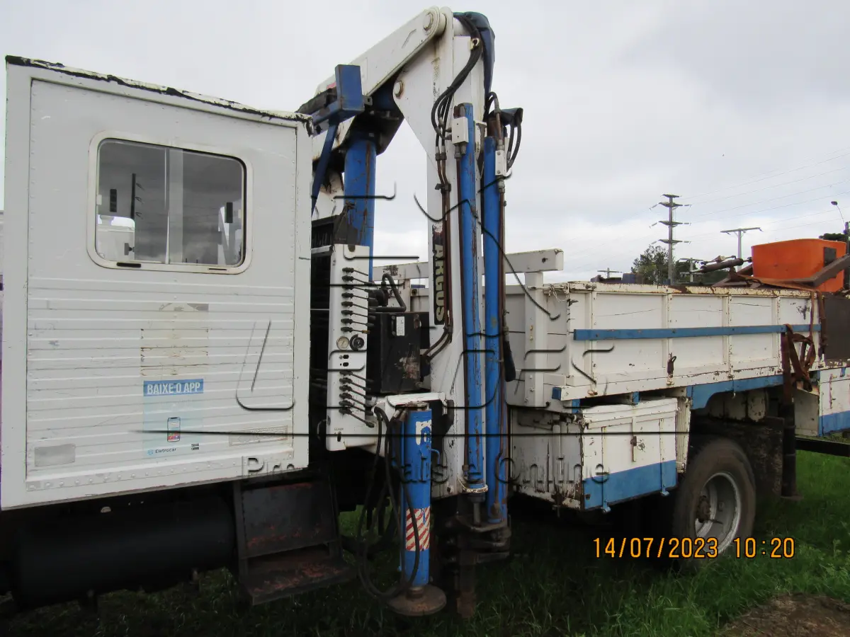 LOTE 001 - Caminhão Ford Cargo 1317 E, ano/modelo 2007/2007, cor branca, com cabine auxiliar, equipado com guindaste da marca Argos modelo AGI 16.5, com cesto aéreo e com carroceria de madeira, suporte de escadas e caixas de ferramentas