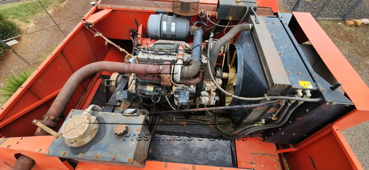 LOTE Único - Colheitadeira de grãos da marca Massey Ferguson modelo MF-34 , ano /modelo 2003/2004, com cabine e ar condicionado e plataforma de 25 pés de corte