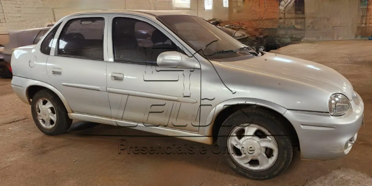 LOTE 001 - GM/CORSA MILENIUM, ano/modelo 2000/2001, cor prata, à gasolina, potência de 68cv.