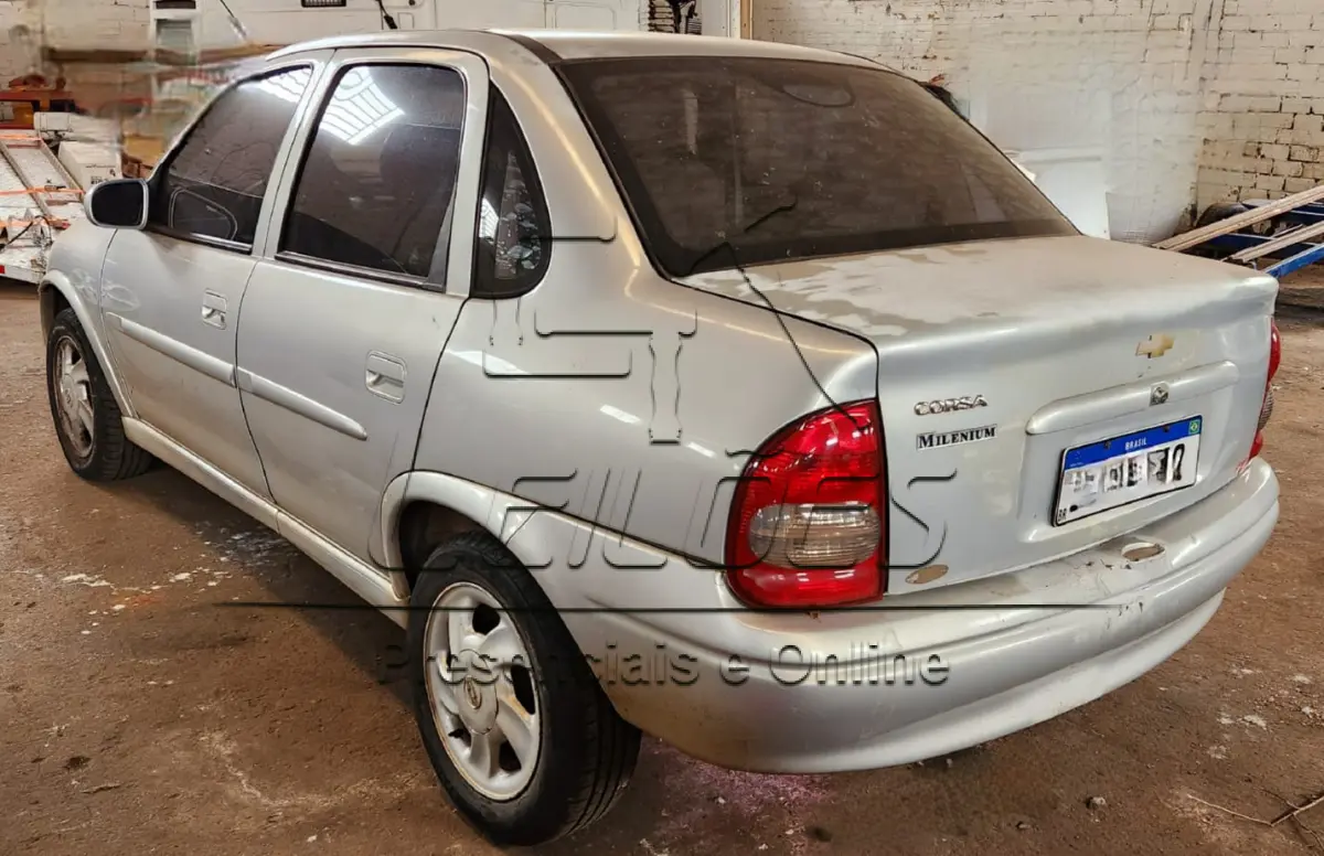 LOTE 001 - GM/CORSA MILENIUM, ano/modelo 2000/2001, cor prata, à gasolina, potência de 68cv.