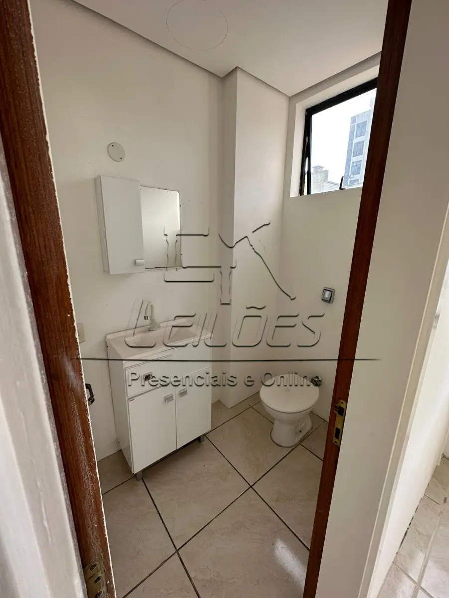 LOTE 004b - Conjunto 405 com a área real global de 70,9463m², situado no Edifício Comercial Landcaster, na Avenida Benjamin Constant, 904, Bairro São João, na cidade de Porto Alegre/RS. Imóvel objeto da matrícula nº 109.269 do livro 2-RG do  Registro de Imóveis da 1ª Zona de Porto Alegre.