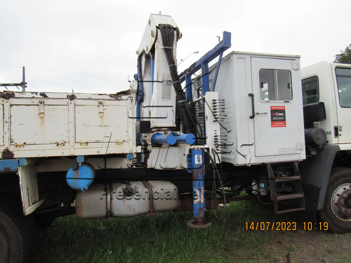 LOTE 001 - Caminhão Ford Cargo 1317 E, ano/modelo 2007/2007, cor branca, com cabine auxiliar, equipado com guindaste da marca Argos modelo AGI 16.5, com cesto aéreo e com carroceria de madeira, suporte de escadas e caixas de ferramentas