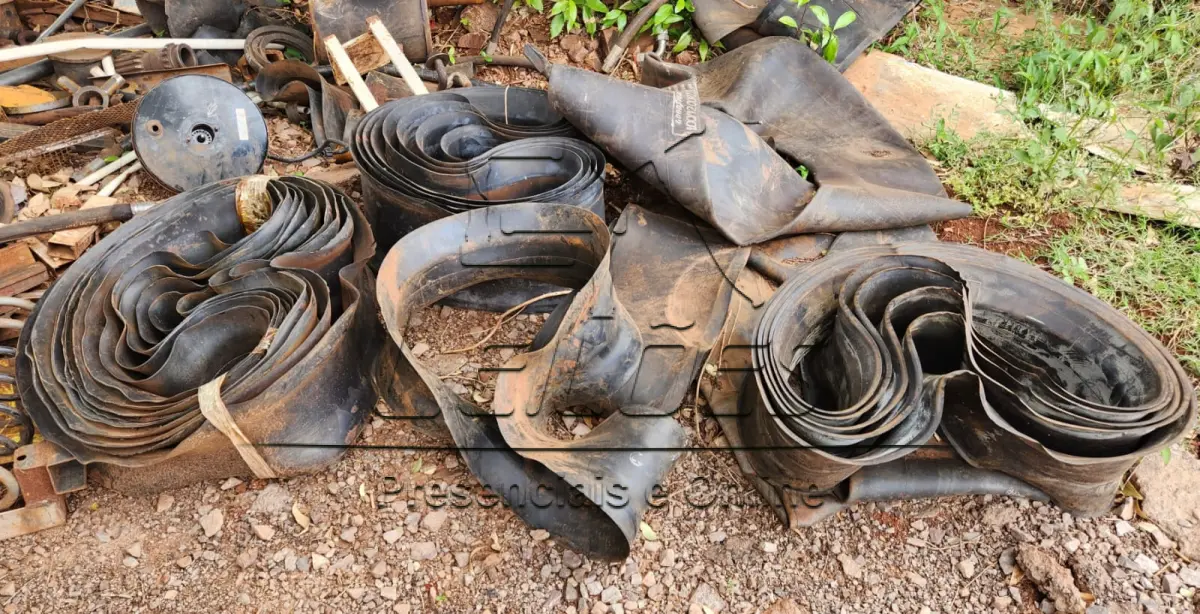 LOTE 005 - Sucatas e materiais inservíveis, como equipamentos de iluminação, lâmpadas, reatores, luminárias de alumínio , corrente de trator esteira e peças de máquinas pesadas e duas cadeiras odontológicas