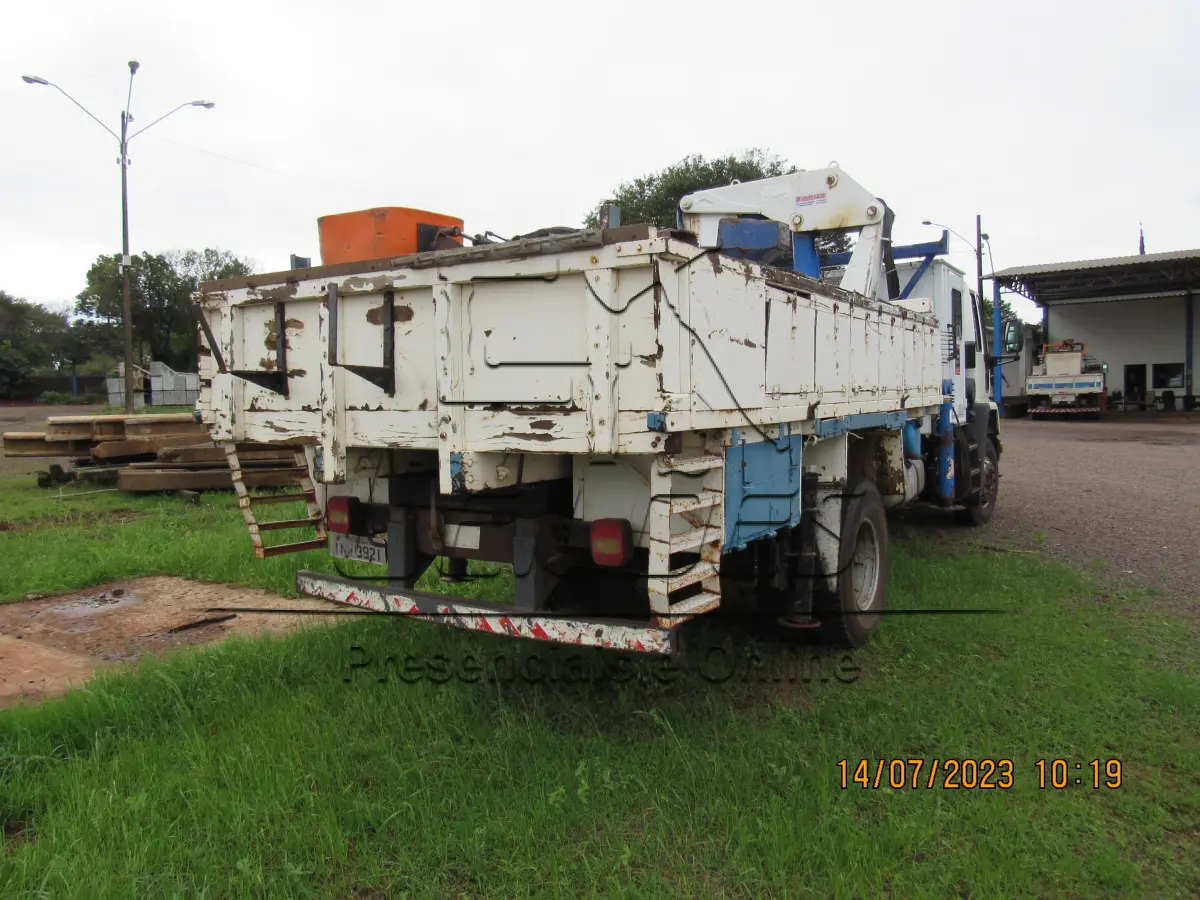 LOTE 001 - Caminhão Ford Cargo 1317 E, ano/modelo 2007/2007, cor branca, com cabine auxiliar, equipado com guindaste da marca Argos modelo AGI 16.5, com cesto aéreo e com carroceria de madeira, suporte de escadas e caixas de ferramentas