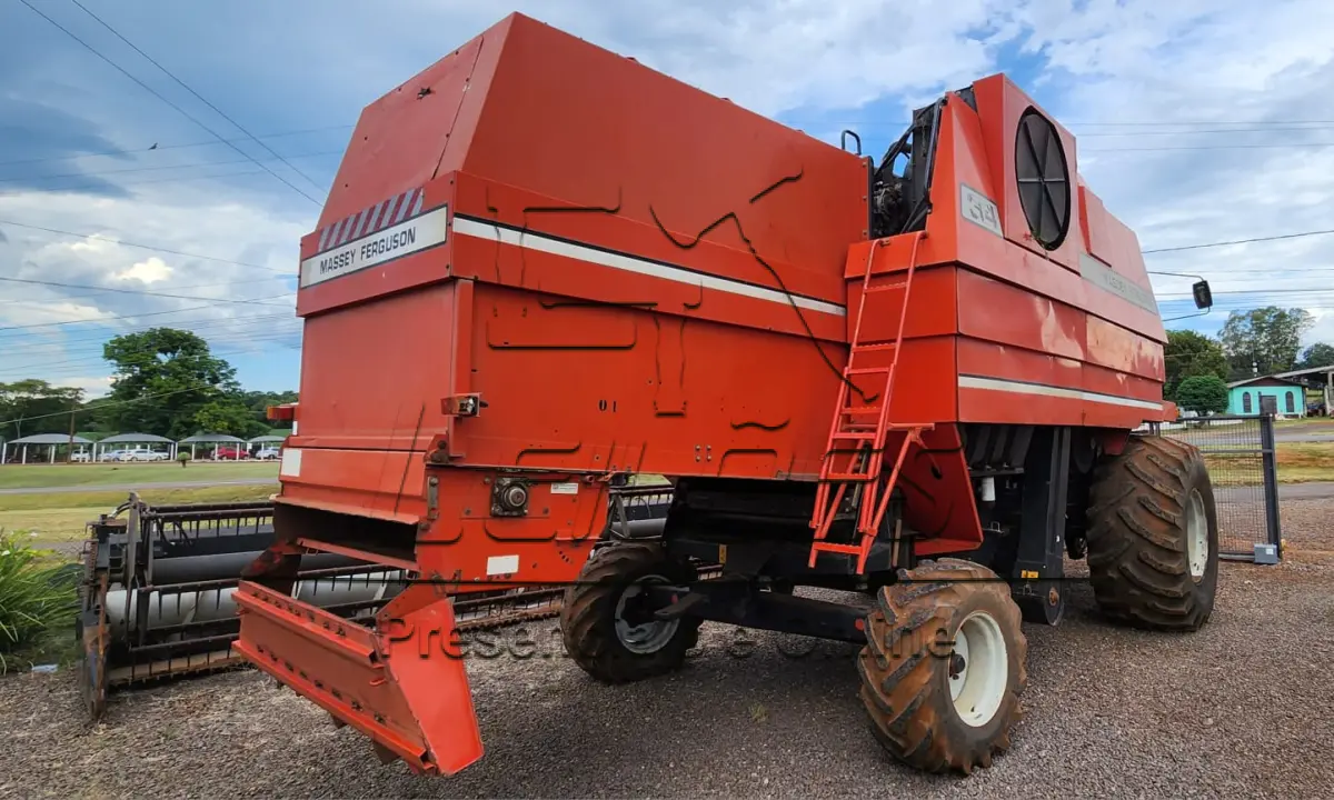 LOTE Único - Colheitadeira de grãos da marca Massey Ferguson modelo MF-34 , ano /modelo 2003/2004, com cabine e ar condicionado e plataforma de 25 pés de corte