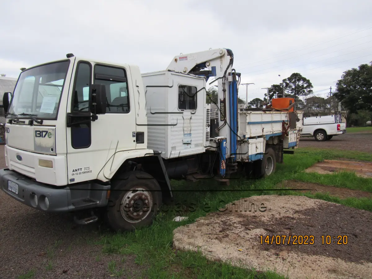 LOTE 001 - Caminhão Ford Cargo 1317 E, ano/modelo 2007/2007, cor branca, com cabine auxiliar, equipado com guindaste da marca Argos modelo AGI 16.5, com cesto aéreo e com carroceria de madeira, suporte de escadas e caixas de ferramentas