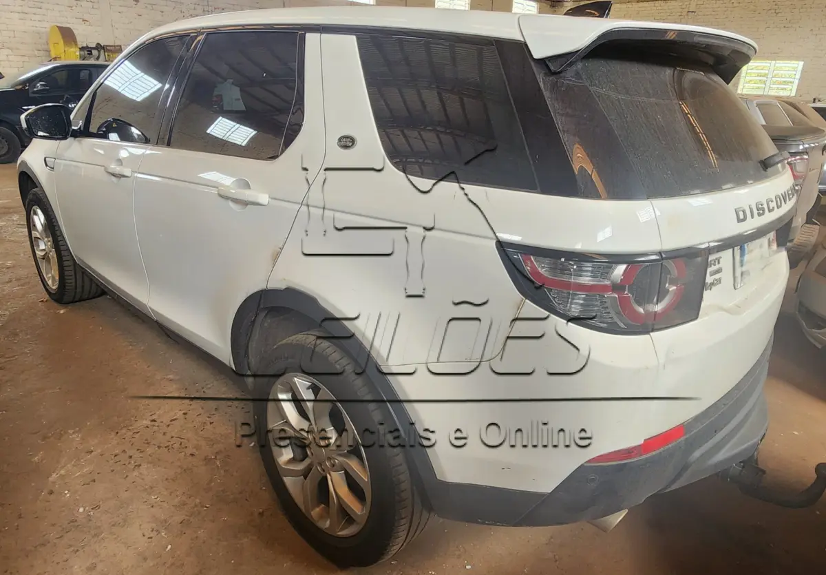 LOTE C-002 - Camioneta LR/DISC SPT D180 HSE 7L (Land Rover Discovery), ano/modelo 2018/2018, cor branca, a diesel e com 180cv de potência, com teto solar.