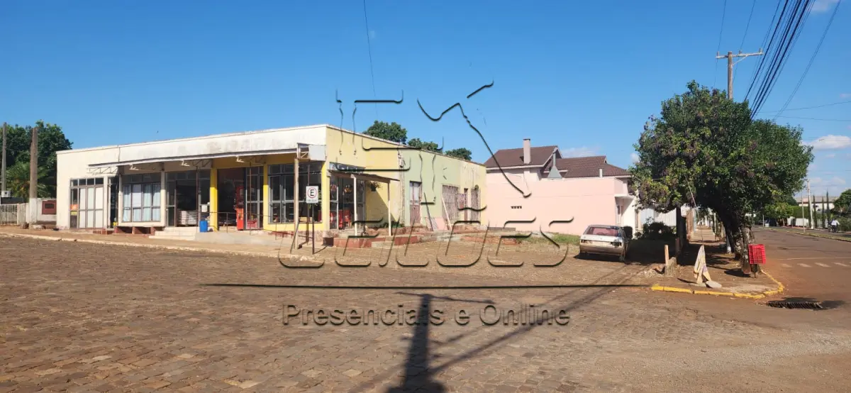 LOTE 001 - Terreno urbano com a área de 600m², com um prédio em alvenaria, sob nº 630, com a área de 130,80m², situado na Avenida Silva Tavares, esquina com a Rua Carlos Coiseritz, na cidade de Saldanha Marinho/RS, lote 201 da quadra 040 no setor 001. Imóvel objeto da matrícula 10.381 do livro 2-RG do Registro de Imóveis de Santa Bárbara do Sul/RS