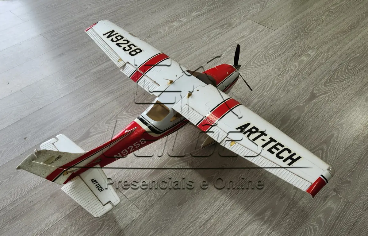 LOTE 007 - Um avião aeromodelo Cessna 182, elétrico Glow 120, em estado de novo.