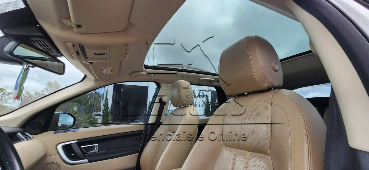 LOTE C-002 - Camioneta LR/DISC SPT D180 HSE 7L (Land Rover Discovery), ano/modelo 2018/2018, cor branca, a diesel e com 180cv de potência, com teto solar.