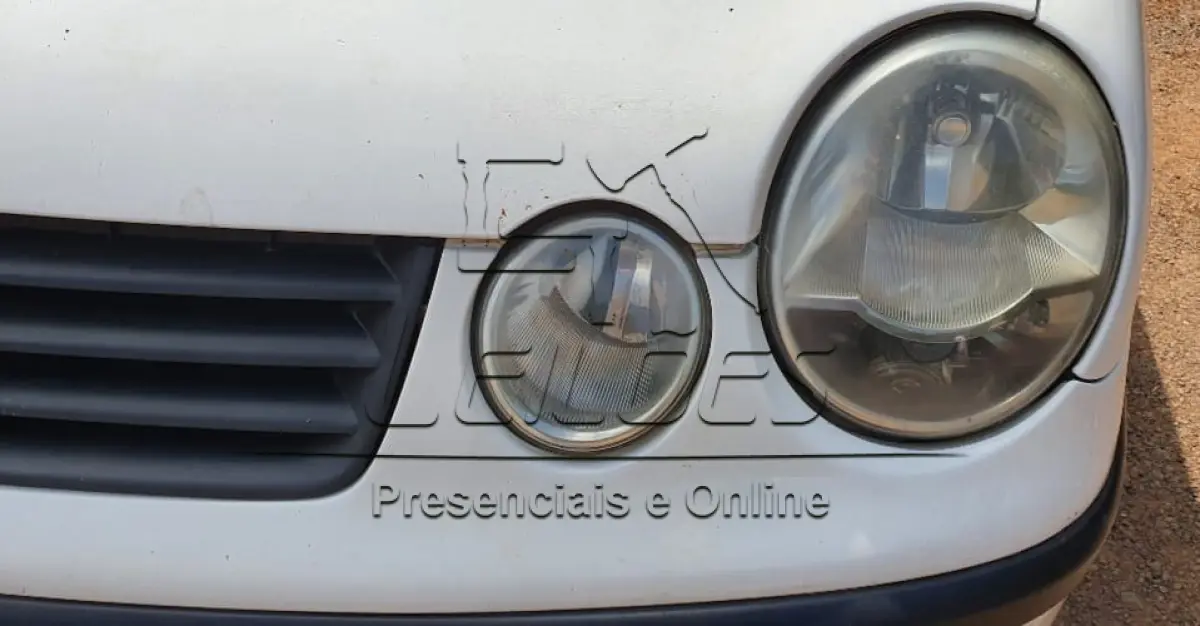 LOTE 006 - Automóvel VW POLO SEDAN 2.0, ano/modelo 2003/2003, cor branca, motorização 8v, à gasolina e com 116cv de potência, com 119.096km, completo.