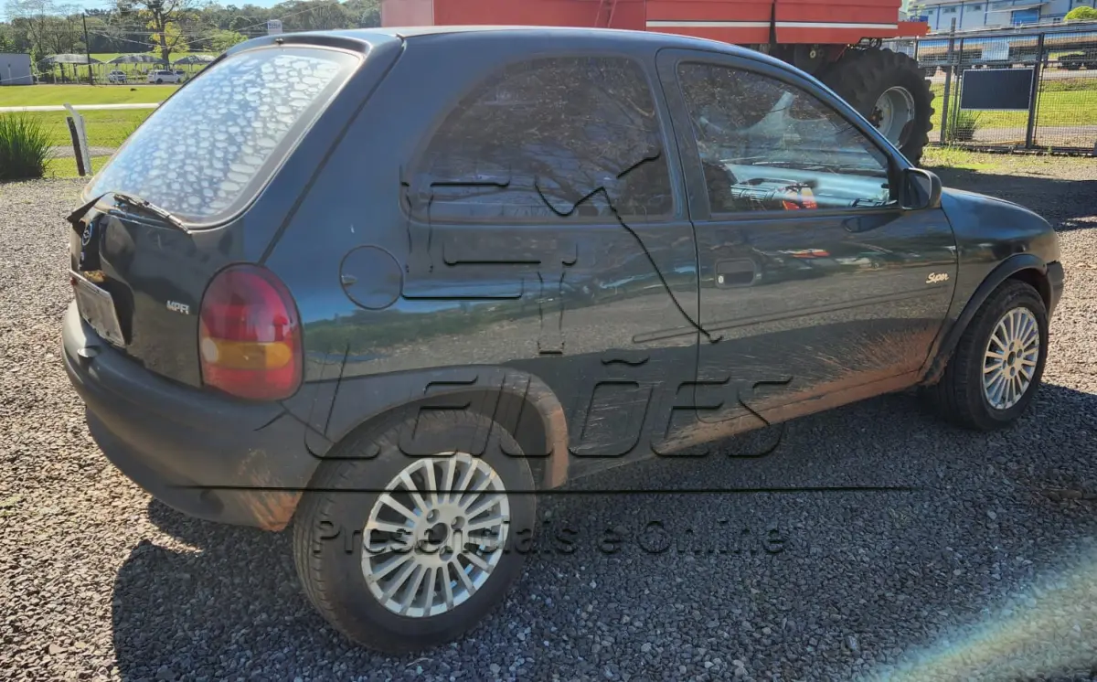 LOTE 004 - Automóvel GM/CORSA SUPER, ano/modelo 1996/1997, cor verde, à gasolina e com 60cv de potência.
