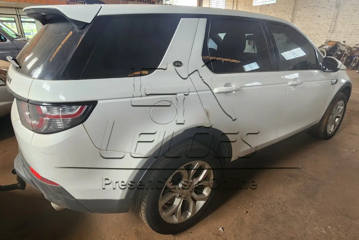 LOTE C-002 - Camioneta LR/DISC SPT D180 HSE 7L (Land Rover Discovery), ano/modelo 2018/2018, cor branca, a diesel e com 180cv de potência, com teto solar.