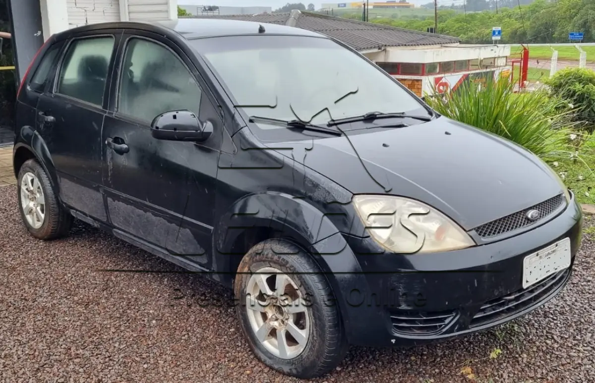 LOTE 006 - Automóvel FORD/FIESTA, ano/modelo 2002/2003, cor preta, à gasolina, com 66hp de potência, 4 portas, emplacado em Carazinho/RS