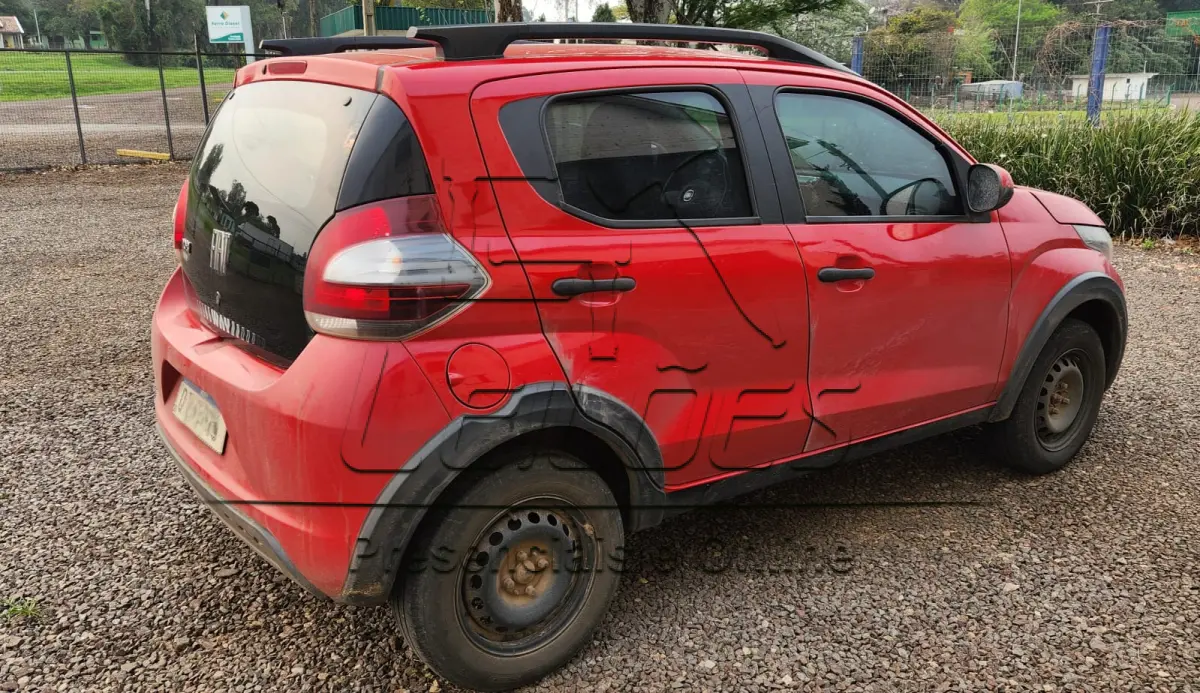 LOTE 001 - Automóvel FIAT MOBI WAY, ano/modelo 2017/2018, cor vermelha, completo.